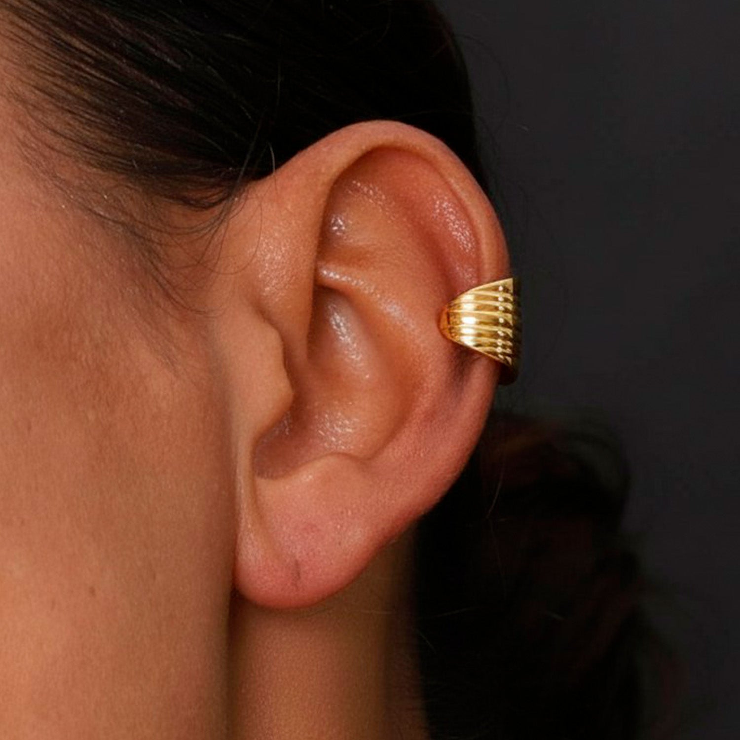 Earcuff Stria gold-plated brass ear cuff earring showcasing sleek parallel lines on the ear.