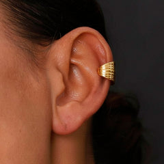 Earcuff Stria gold-plated brass ear cuff earring showcasing sleek parallel lines on the ear.