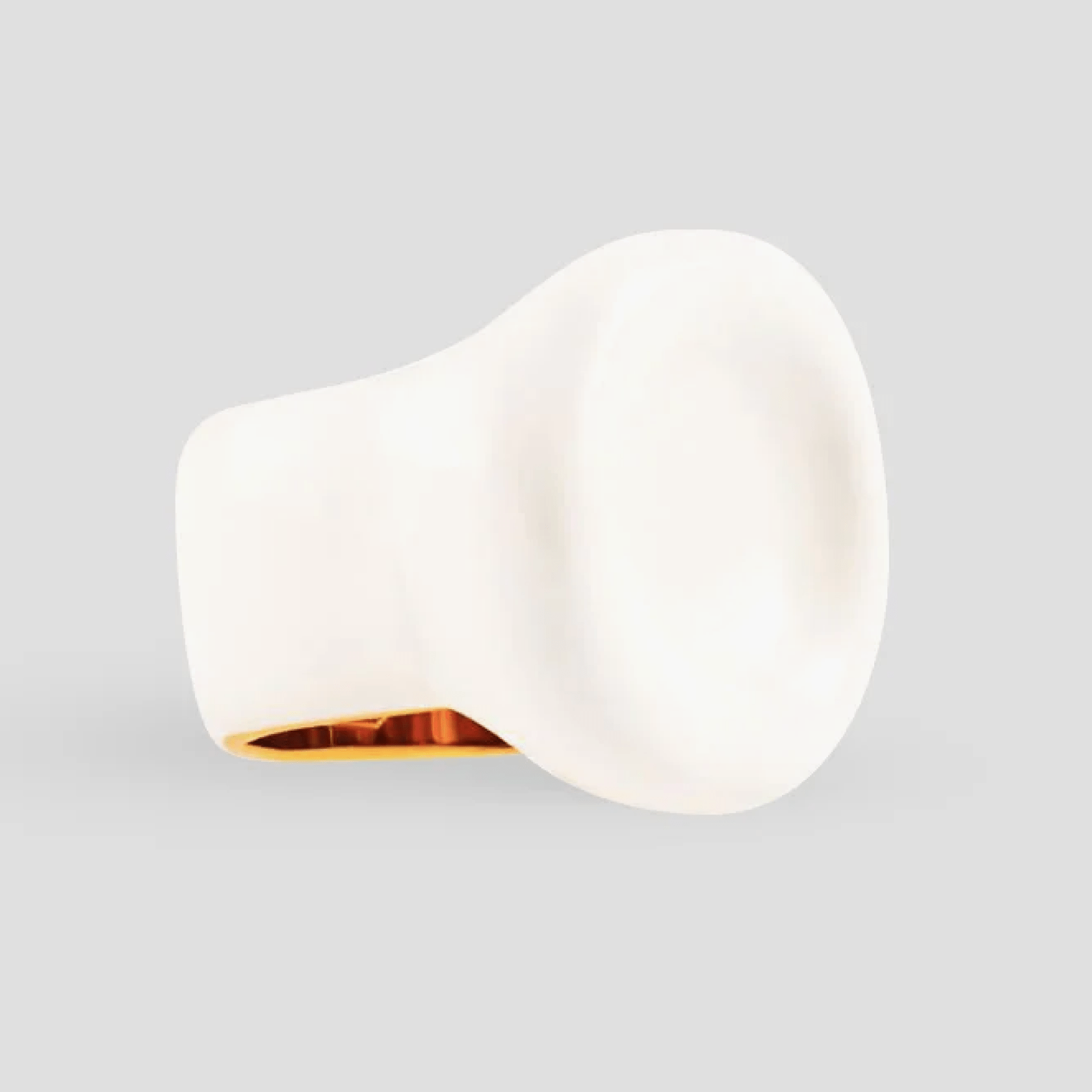 Ring Alba featuring a smooth white surface and warm gold interior, embodying elegance and simplicity.