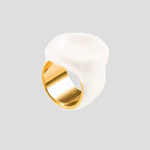 Ring Alba featuring a smooth white surface and warm gold-plated interior, showcasing elegance and simplicity.