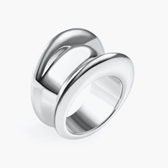 Ring Luna, a polished brass ring plated with platinum, showcasing smooth curves and timeless elegance.