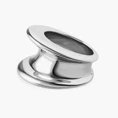 Ring Luna in platinum-plated brass, featuring smooth curves and a polished silver surface.