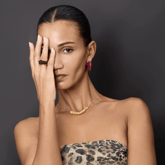 Model showcasing the Ring Terra, a brass and gold-plated ring with brown enamel, embodying elegance and nature's beauty.