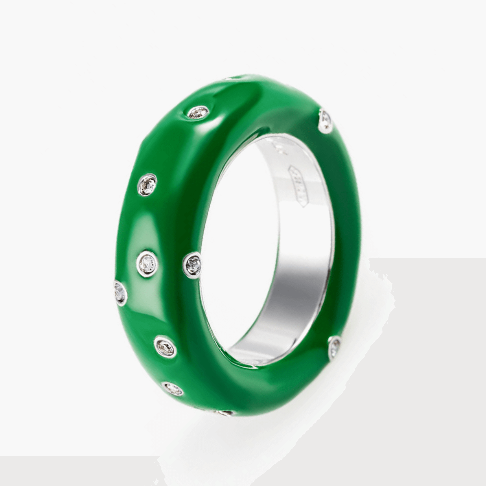 Ring Verdé featuring deep green enamel, sparkling zircon inlay, and a brass gold-plated finish.