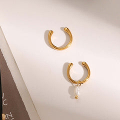 Earcuff Drop, gold-plated ear cuff with freshwater pearl detailing, perfect for minimalist jewelry layering.