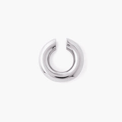 Earcuff Renude in polished silver metal, featuring a minimalist design with a smooth, curved band.
