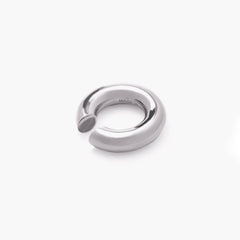 Earcuff Renude in polished metallic silver, featuring a sleek, smooth design for a modern minimalist look.