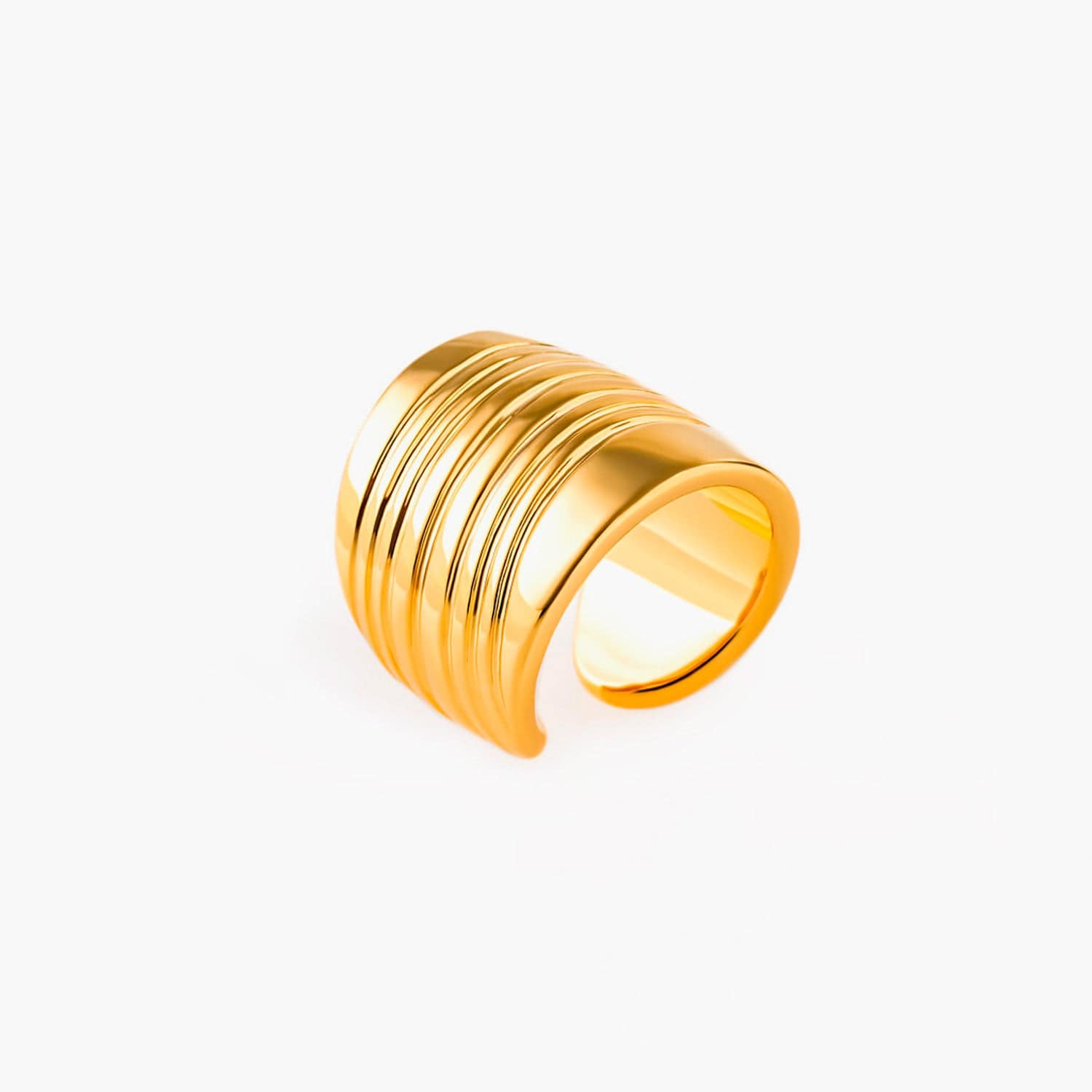 Earcuff Stria, a bold gold-plated cuff earring with sleek, parallel lines designed for minimalist style.