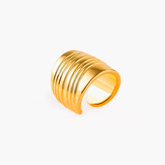 Earcuff Stria, a bold gold-plated cuff earring with sleek, parallel lines designed for minimalist style.