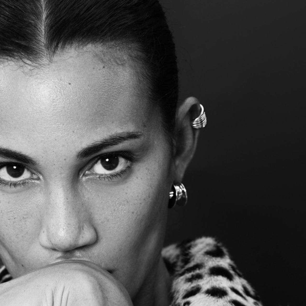 Earcuff Stria worn by a model, showcasing its sleek design and polished gold finish.