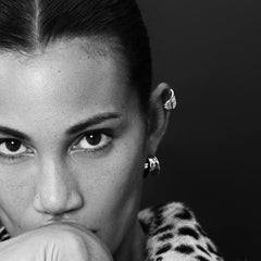 Earcuff Stria worn by a model, showcasing its sleek design and polished gold finish.