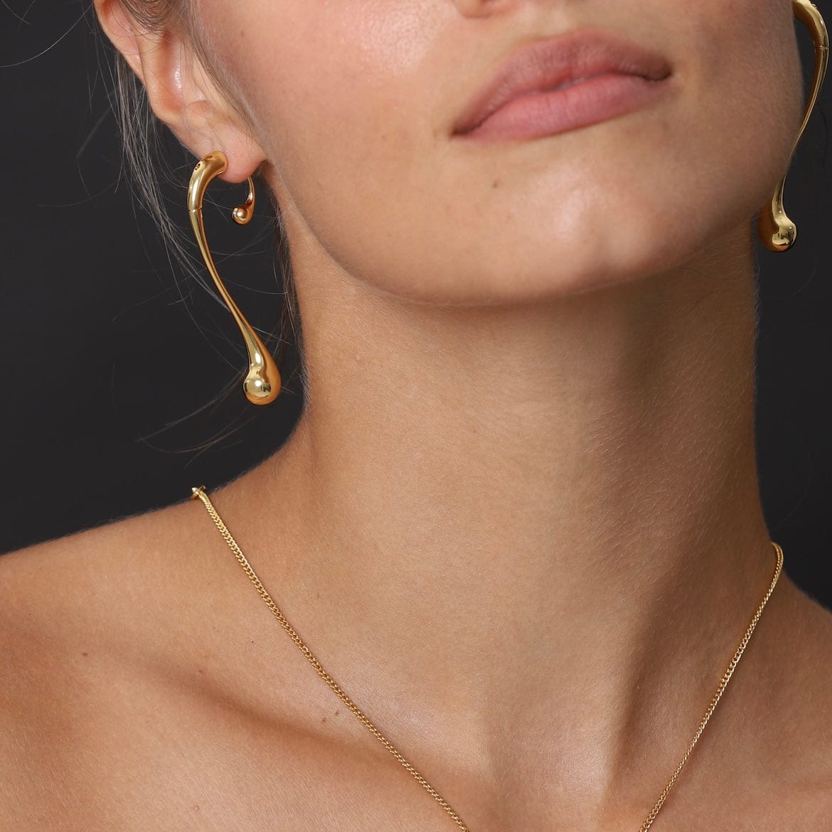 Earrings Drip featuring elegant brass, gold-plated design capturing light with a bold, droplet-like shape.