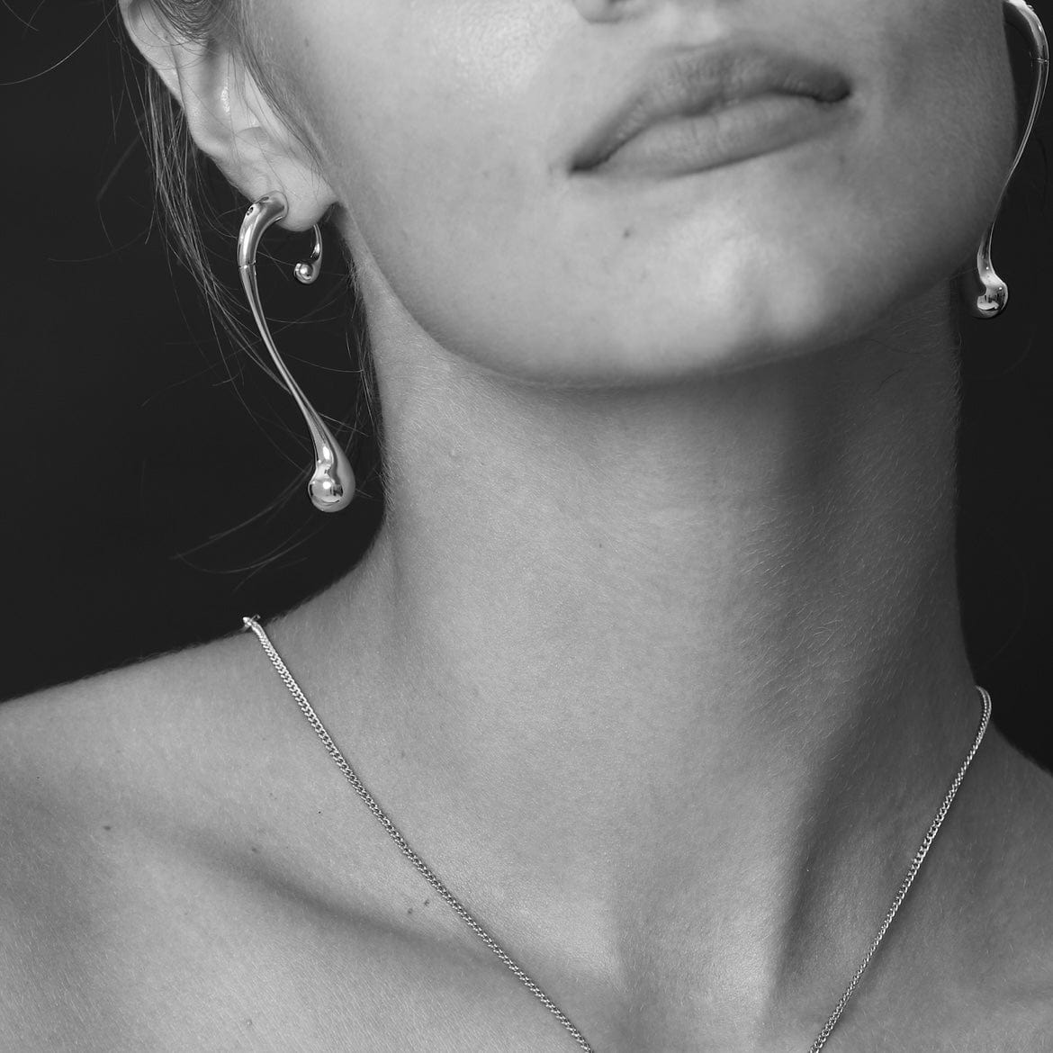 Earrings Drip showcasing brass and gold-plated elegance, capturing light with a bold, artistic design.