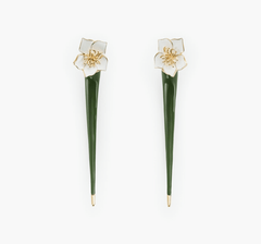 Earrings Iris featuring green stems and white blossoms with gold details, perfect for everyday charm.