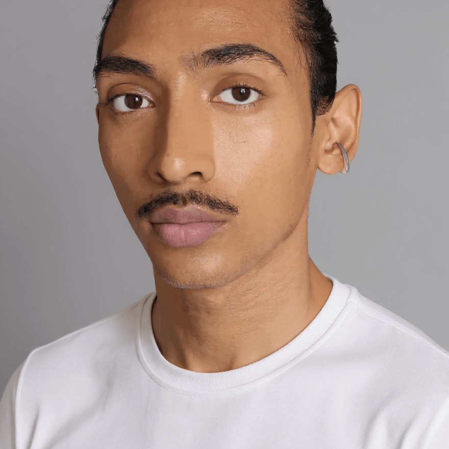 Close-up of a model wearing an Earcuff Clip made of brass and gold-plated material, showcasing minimalist design.