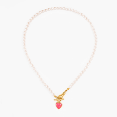 Necklace Amour with pearls, gold-plated clasp, and pink heart pendant, perfect for elegant style and thoughtful gifting.