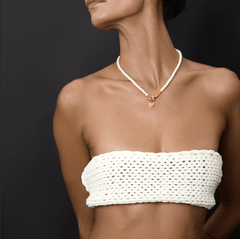 Necklace Amour featuring a pearl and gold-plated heart pendant worn by a model.