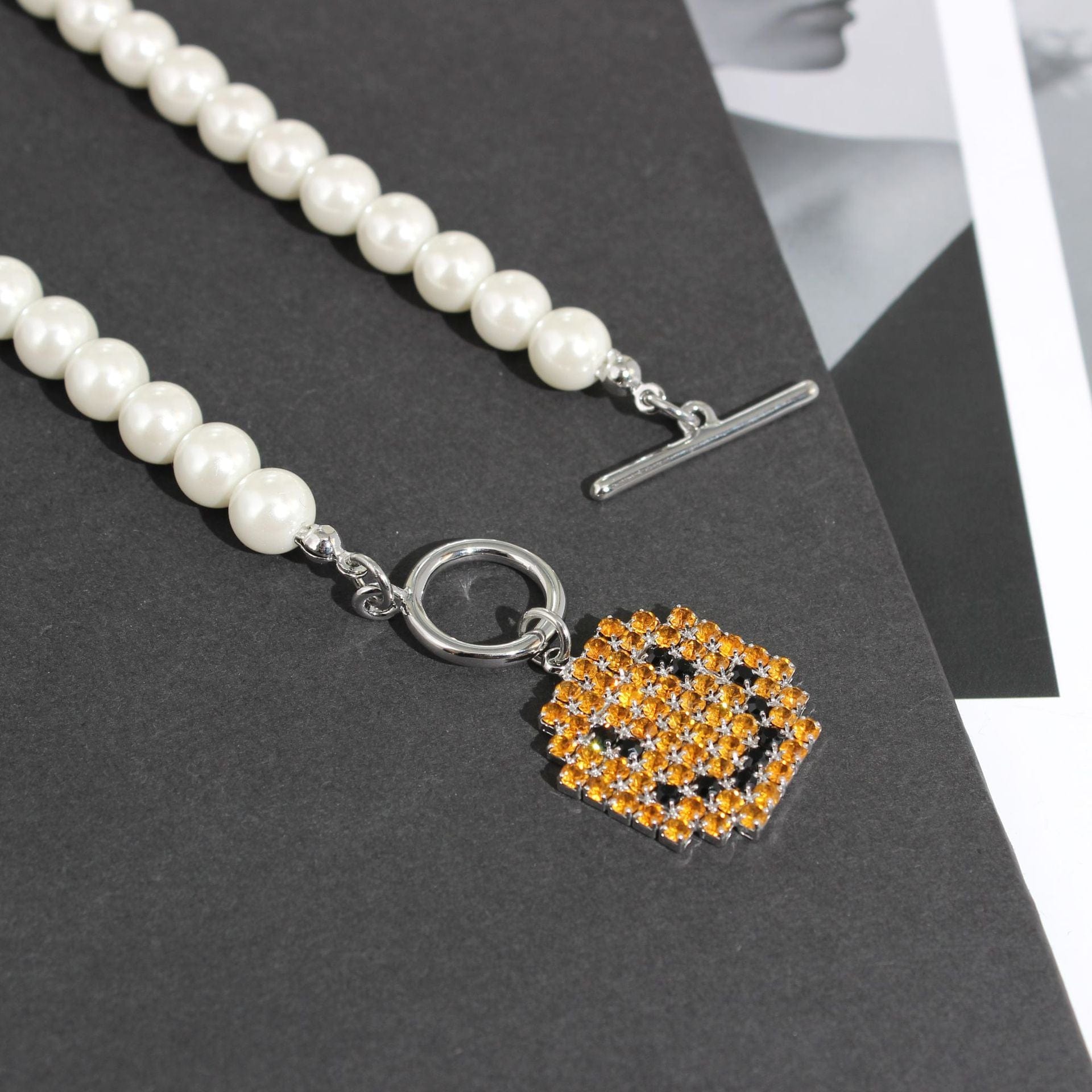 Necklace Smile featuring pearl beads, a decorative pendant, and a luxurious design.