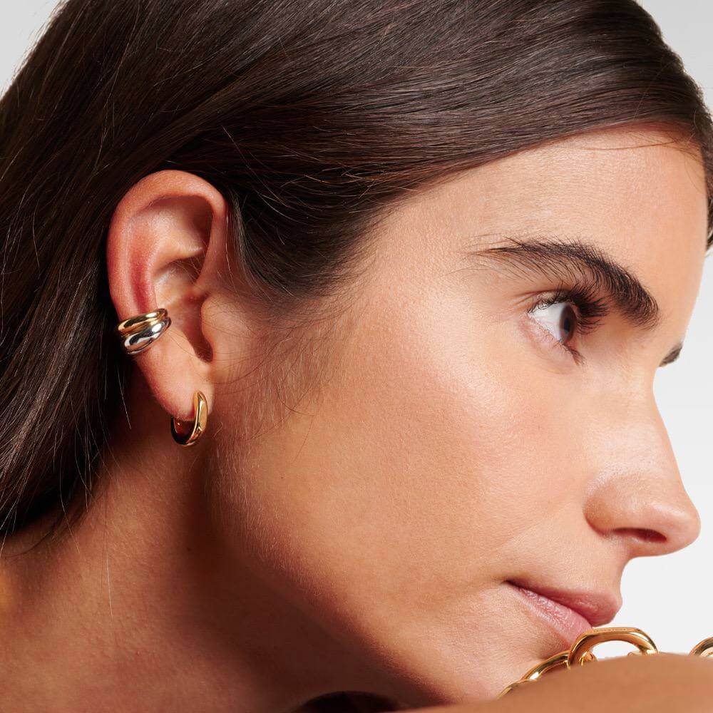 Earcuff Dual showcased on a model, featuring polished gold and mirror-finish silver designs for versatile styling.