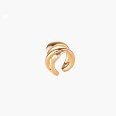 Earcuff Flow, a gold-plated brass ear cuff with a sculptural design mimicking flowing metal, ideal for stylish ear adornment.