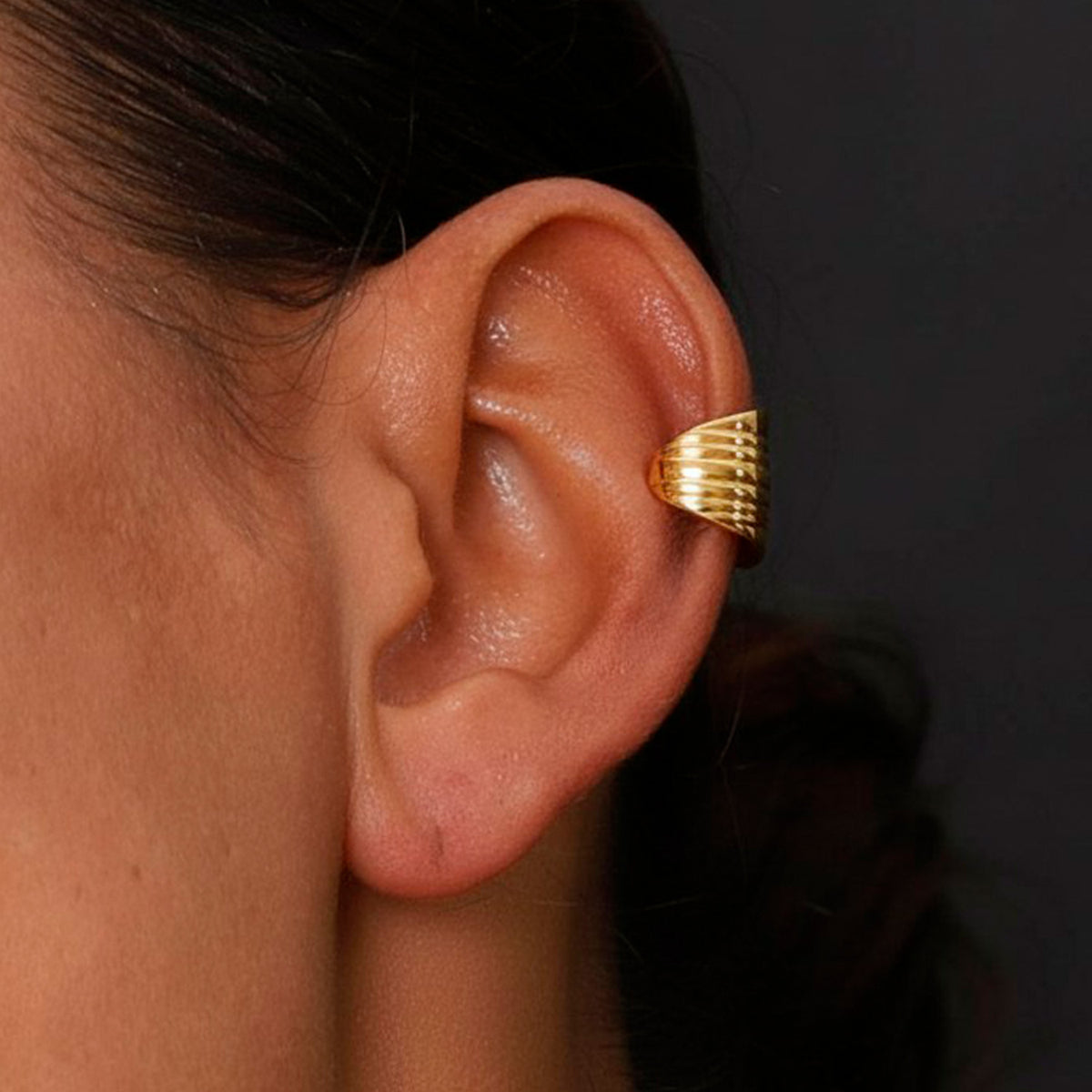 Earcuff Stria gold-plated brass ear cuff earring showcasing sleek parallel lines on the ear.
