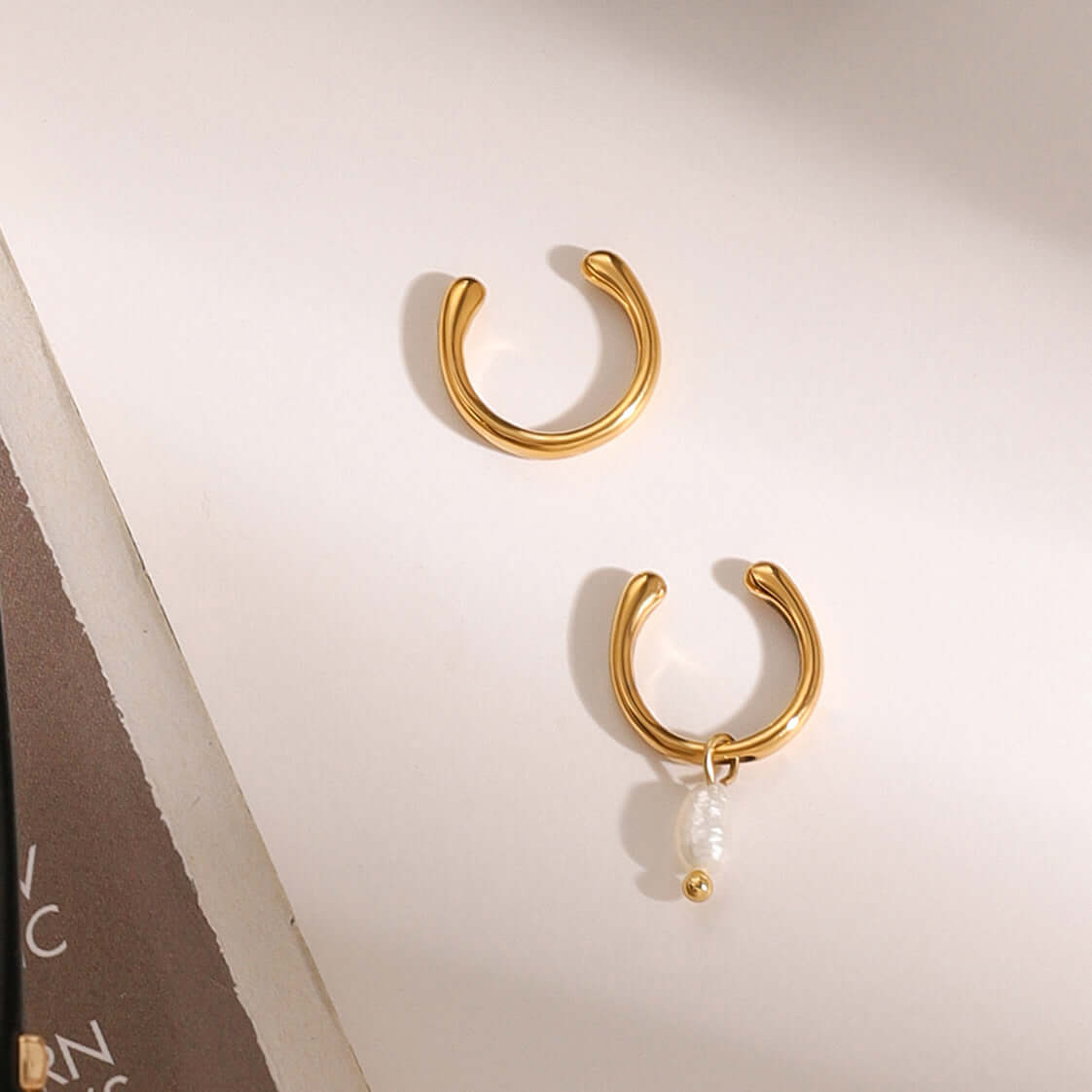 Earcuff Drop, gold-plated ear cuff with freshwater pearl detailing, perfect for minimalist jewelry layering.