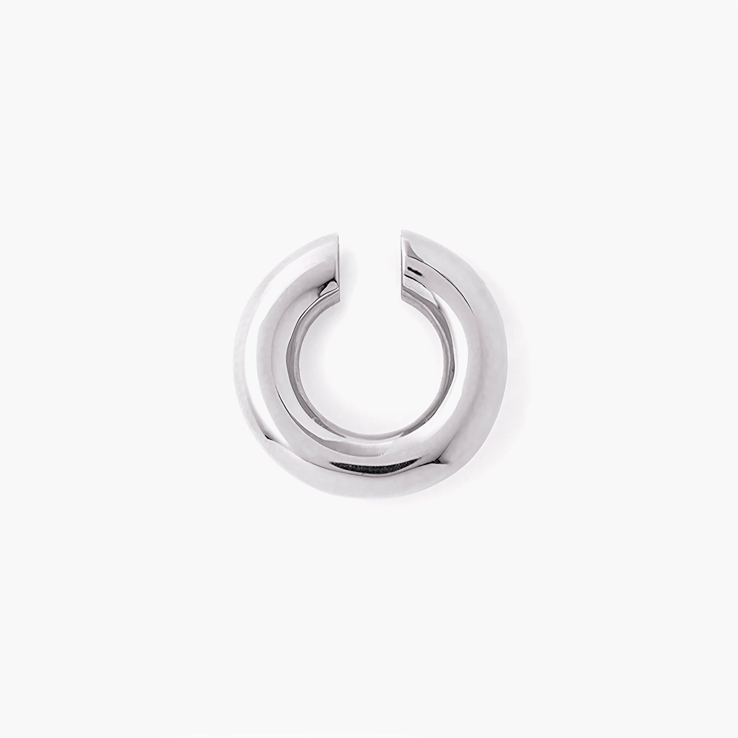 Earcuff Renude in polished silver metal, featuring a minimalist design with a smooth, curved band.