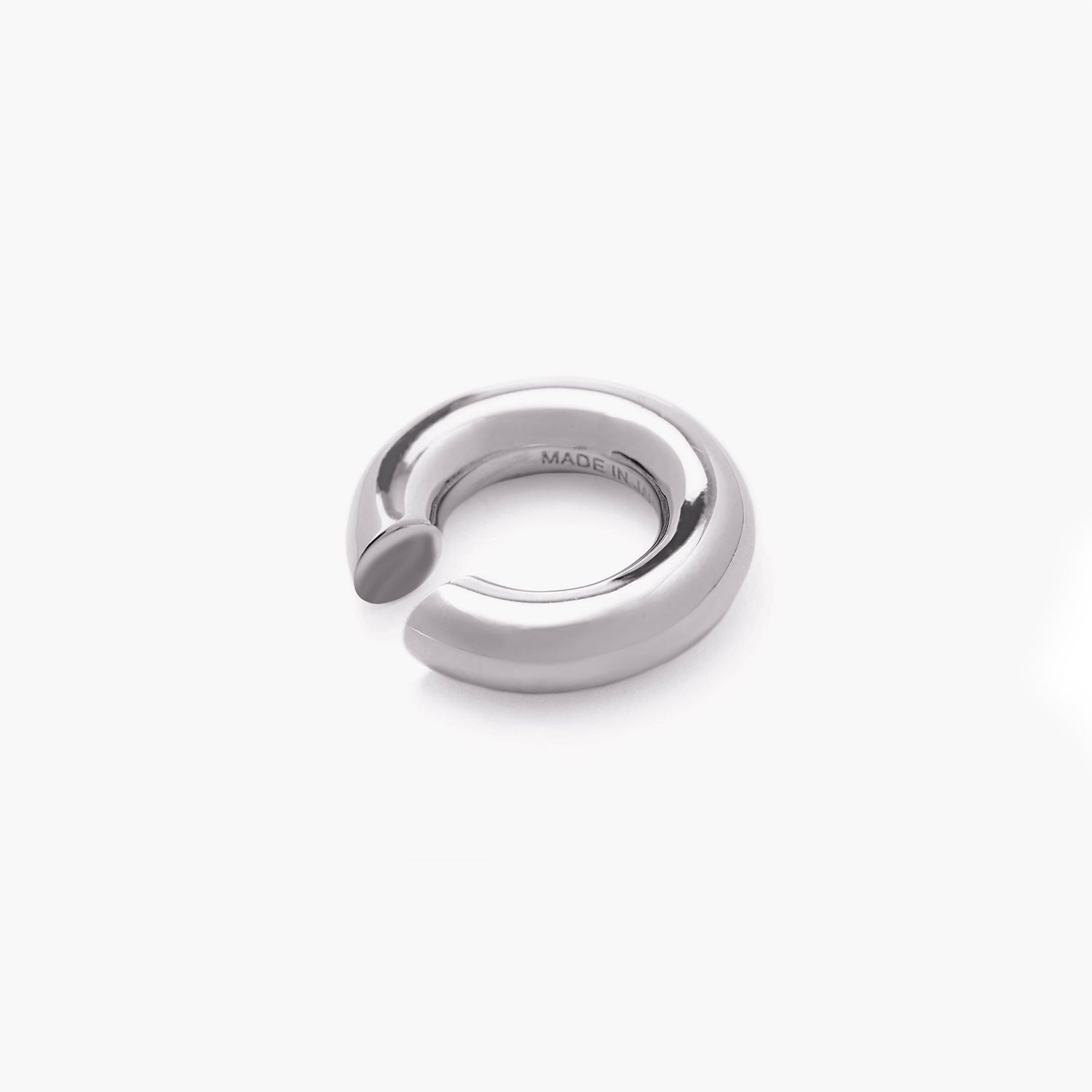 Earcuff Renude in polished metallic silver, featuring a sleek, smooth design for a modern minimalist look.