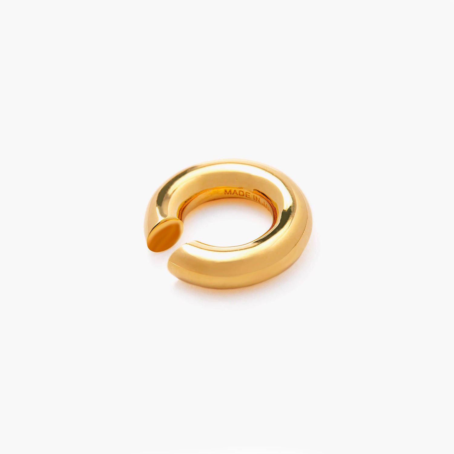 Earcuff Renude gold-plated brass cuff earring with a polished finish, featuring a sleek curved design.